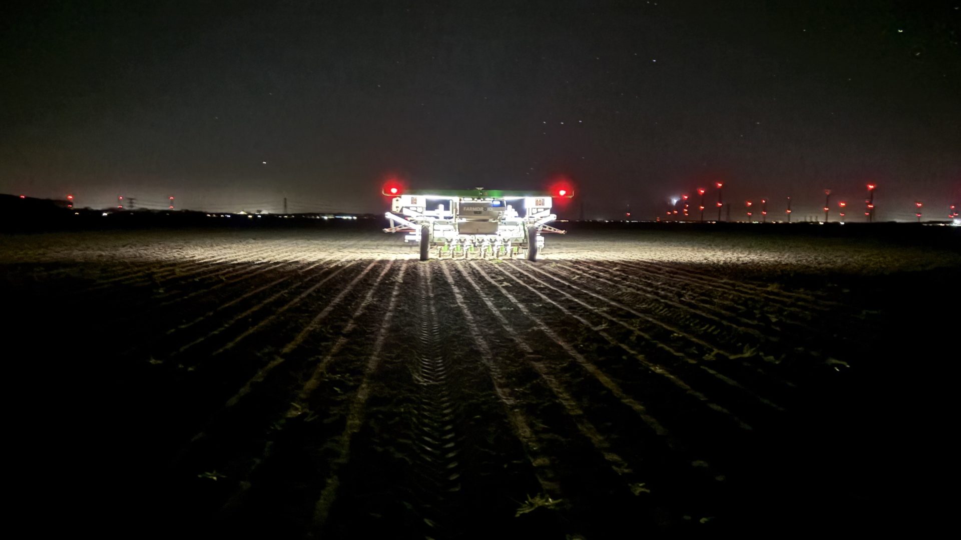 FarmDroid kører om natten med lysene tændt