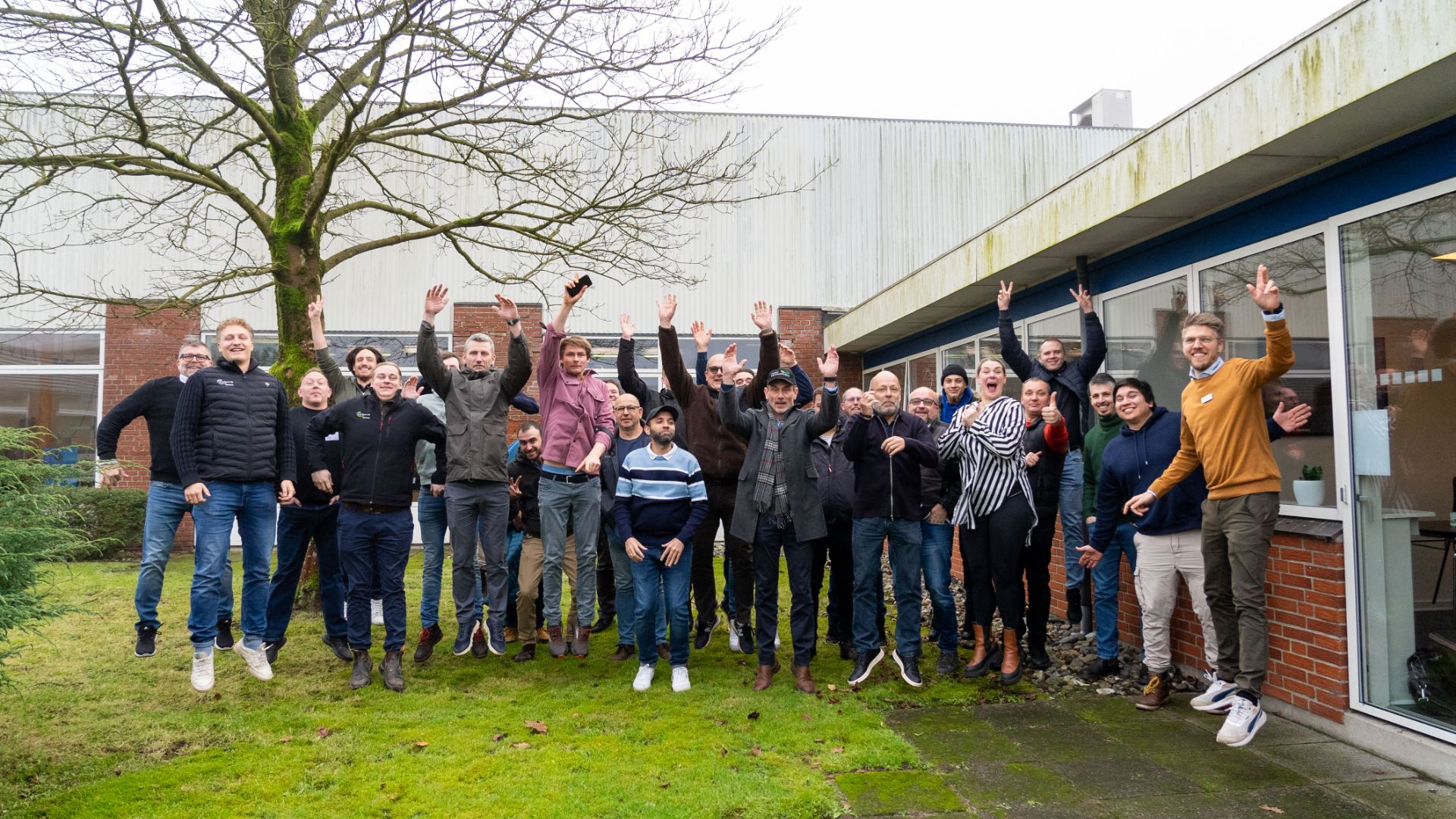 FarmDroid distributor days 2025. A group of distributors and FarmDroid employees are finalizing the day by taking a happy group picture where everyone jumps.