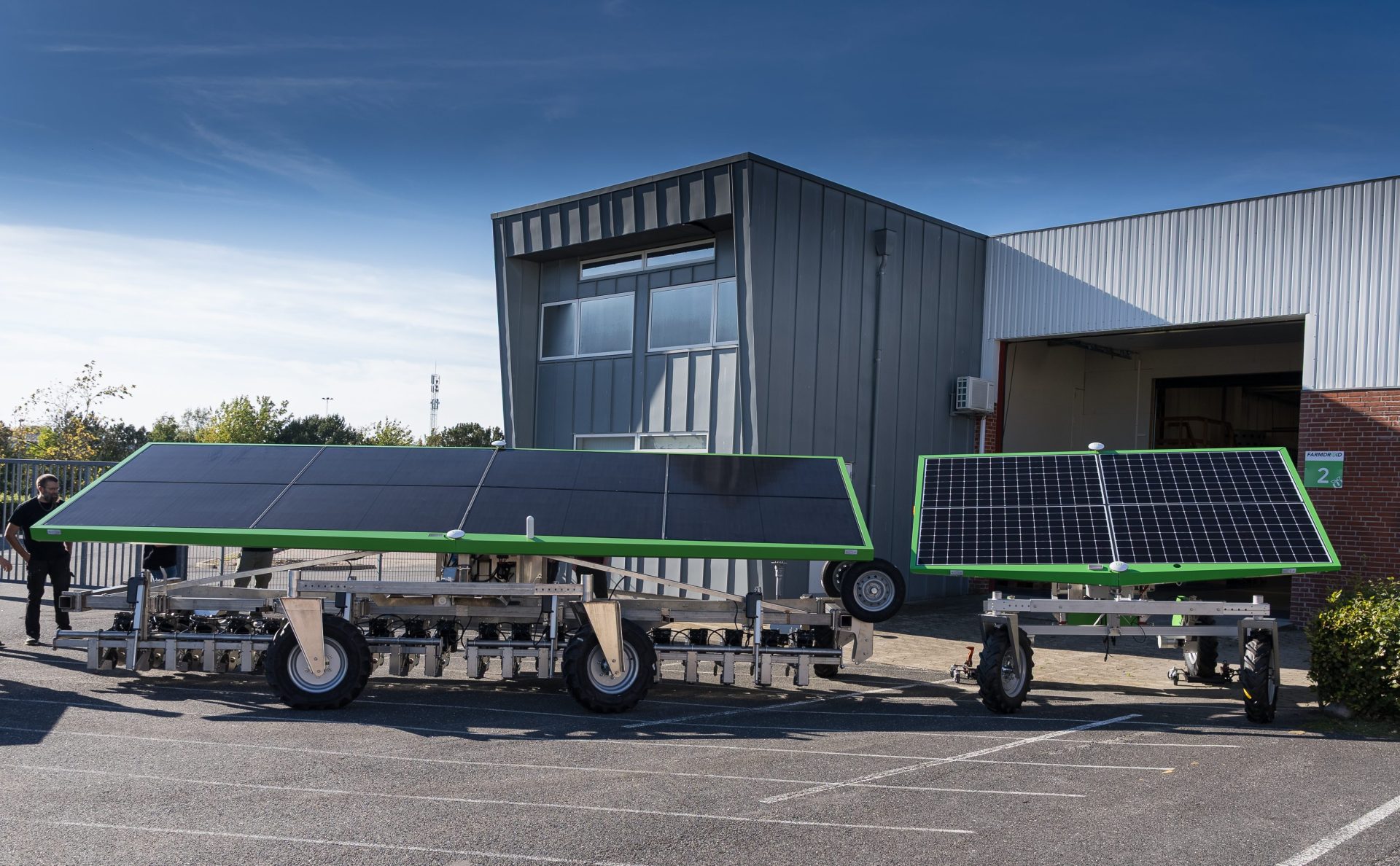 Solarbetriebene, autonome Landwirtschaftsroboter vor einem Lagerhaus