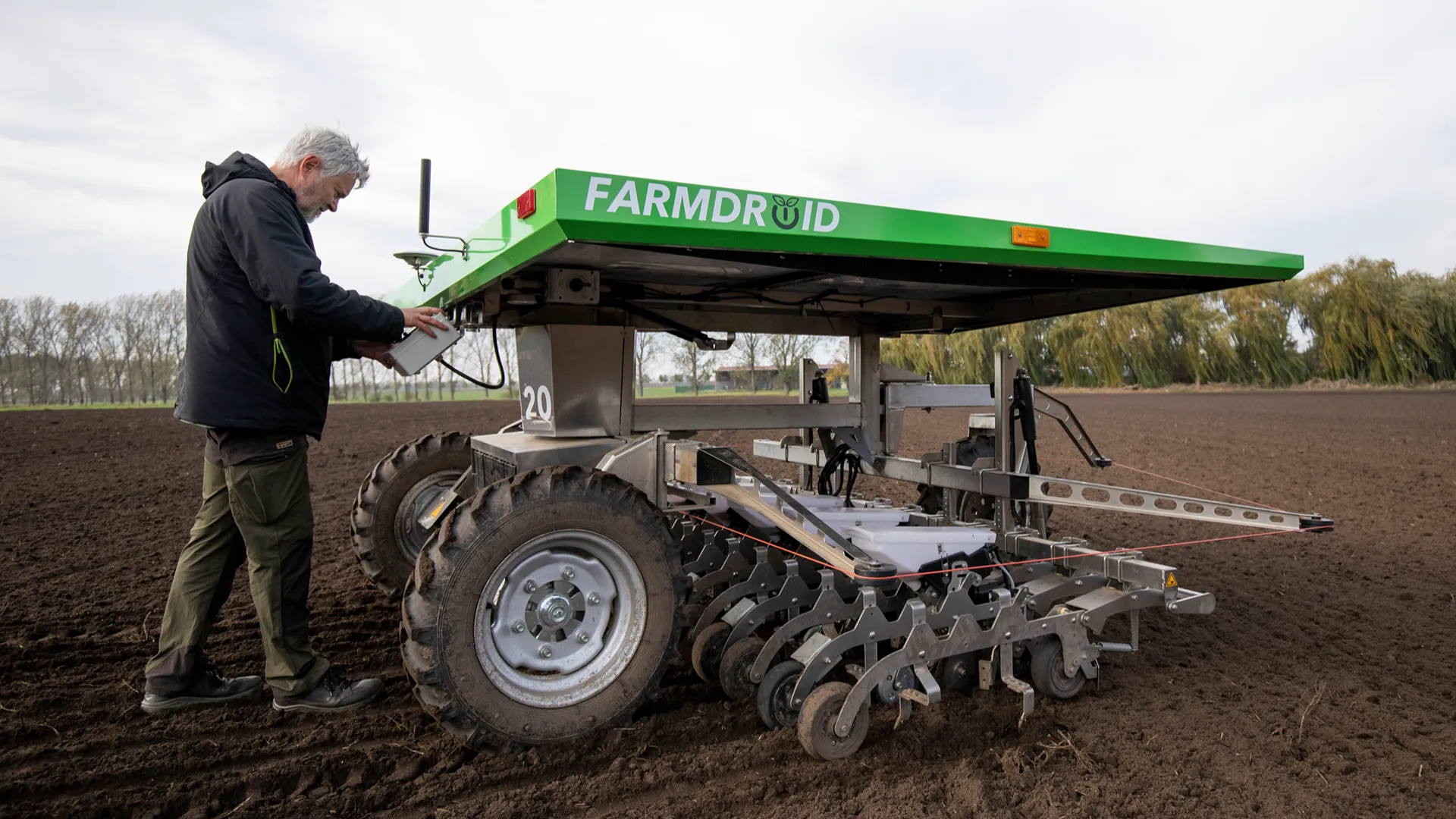 En af de første robotlandmænd med sin FarmDroid i 2020