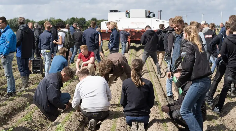 BioVelddag where people are examining the field.